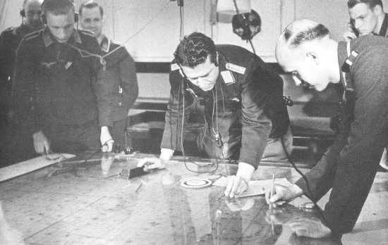 Jägerleitoffizier ou J.L.O. (contrôleur de chasse de la Luftwaffe) Jägerleitoffizier ou J.L.O. (contrôleur de chasse de la Luftwaffe)