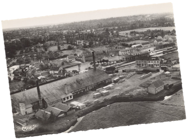 Carte postale : vue aérienne de la gare de Lison depuis le nord-est Carte postale : vue aérienne de la gare de Lison depuis le nord-est