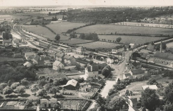 Carte postale : vue aérienne de la gare de Lison depuis le sud-est Carte postale : vue aérienne de la gare de Lison depuis le sud-est
