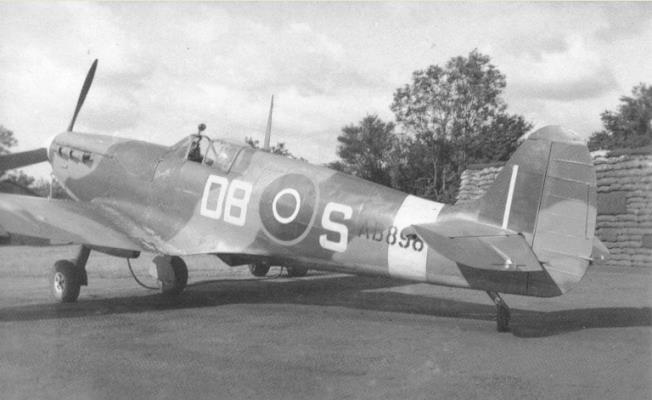 Spitfire VB AB898 DB-S du No. 411 Sqdn., juillet 1943 Spitfire VB AB898 DB-S du No. 411 Sqdn., juillet 1943