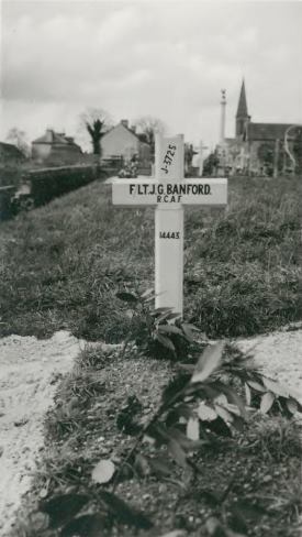 La tombe de Banford au Molay, 1947 La tombe de Banford au Molay, 1947